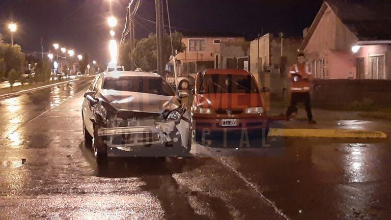 Violento accidente dejó a las dos conductoras hospitalizadas. Foto: Resumen Policial