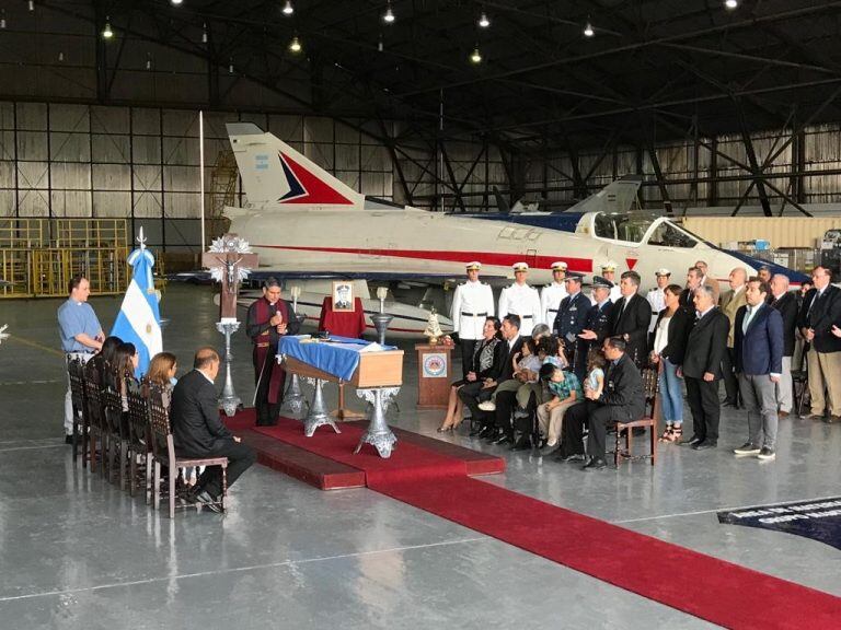 La emotiva llegada del capitán Luis Castagnari, héroe de Malvinas a Río Cuarto, para descansar al lado de la tumba de su hijo.