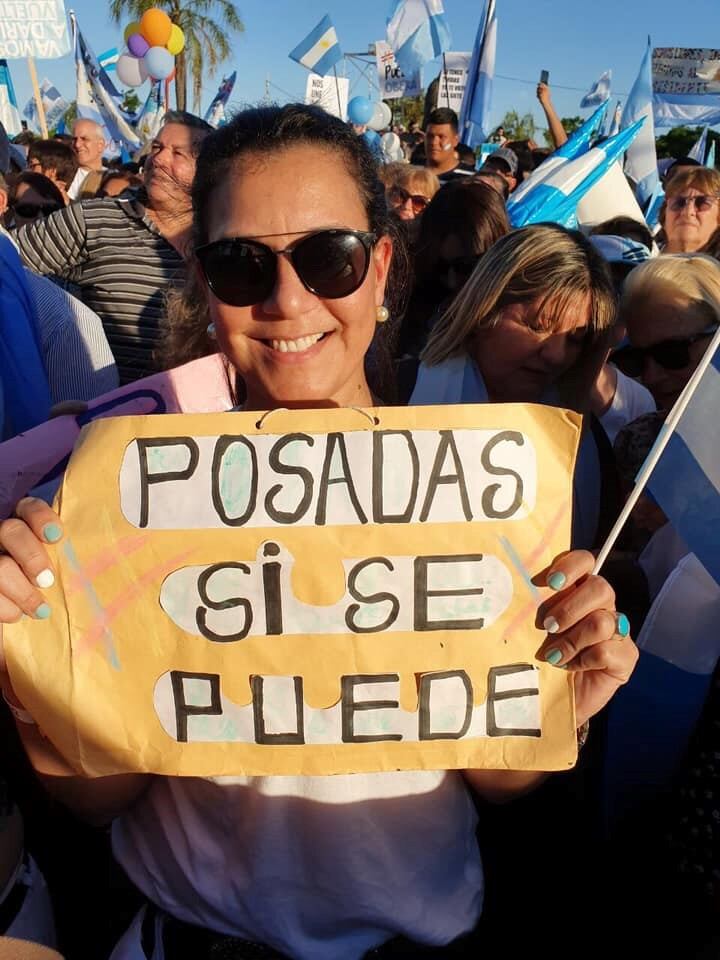 Una de las jóvenes manifestantes en la plaza Papa San Pablo II de Posadas.