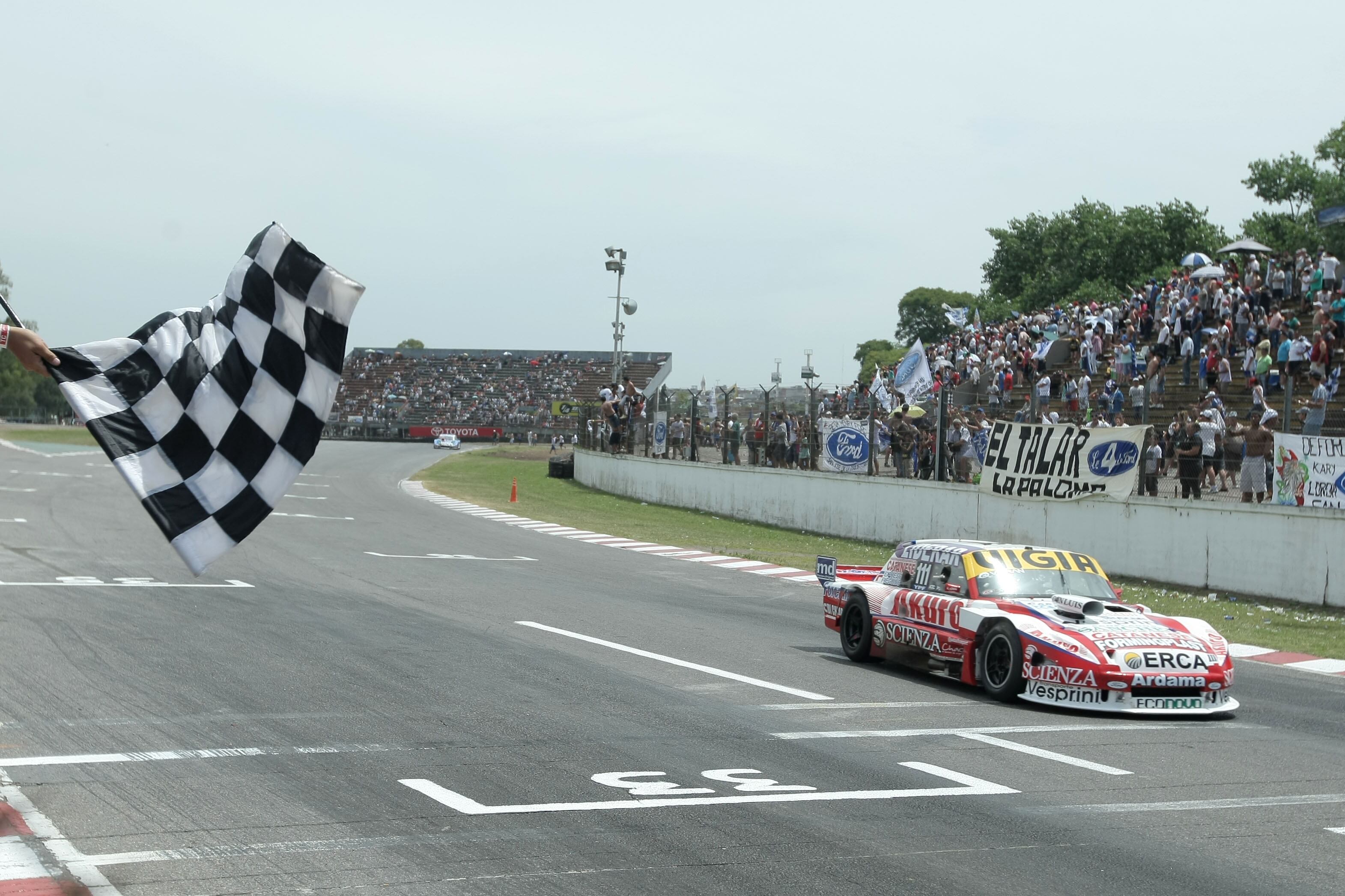 DYN104, BUENOS AIRES 08/12/2013,JUAN MANUEL SILVA GANADOR DE  LA ULTIMA FECHA DEL CAMPEONATO DE TC 2000, ESTA TARDE  EN EL AUTODROMO DE BS AS. FOTO:DYN/PABLO MOLINA.  buenos aires JUAN MANUEL SILVA carrera turismo carretera tc automovilismo piloto ganador de la carrera