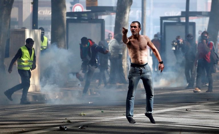 Un manifestante de los "chalecos amarillos" participa en un enfrentamiento con la policía antidisturbios gala en Toulouse (Foto: EFE/Guillaume Horcajuelo).