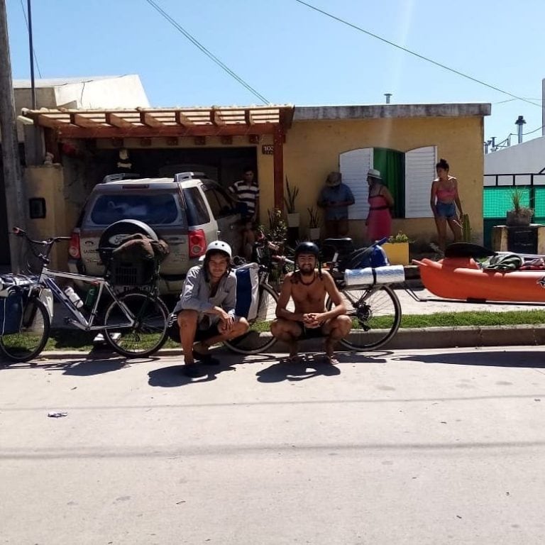 Cristian Domínguez y Francisco Mancini de Arroyito viajan en bicicleta al sur del país