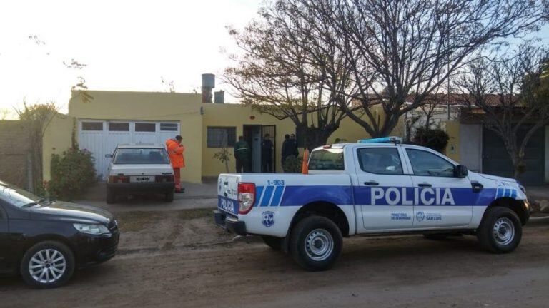 En el interior de la vivienda estaba un hombre mayor ensangrentado, maniatado y amordazado. Foto: Policía de San Luis.