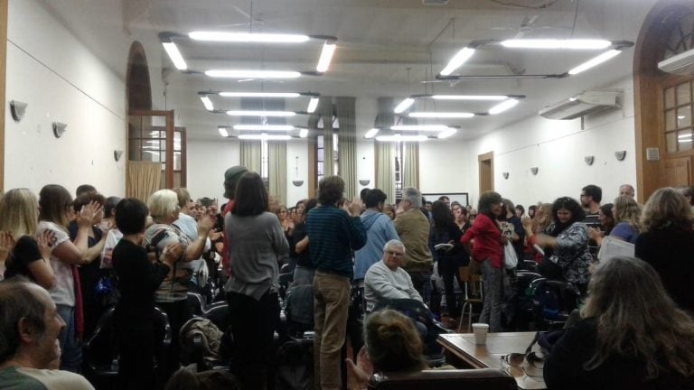 Asamblea de docentes e investigadores de la Universidad Nacional de Rosario (UNR) en la Facultad de Humanidades y Artes. (@irugamboa)