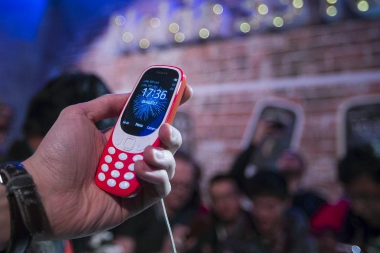 GRA328. BARCELONA, 26/02/2017.- Vista del nuevo modelo Nokia 3310 durante la presentación de las novedades de la marca, en la jornada previa a la inauguración del Mobile World Congress (MWC), que abre sus puertas mañana en el recinto ferial de Gran Vía de L'Hospitalet de Llobregat (Barcelona). EFE/Quique García barcelona españa  congreso mundial mobile presentacion nueva tecnologia telefono celular celulares nokia 3310