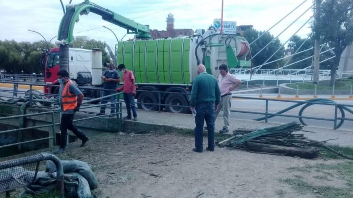 En plena cuarentena, continúan con la extracción de algas en Carlos Paz
