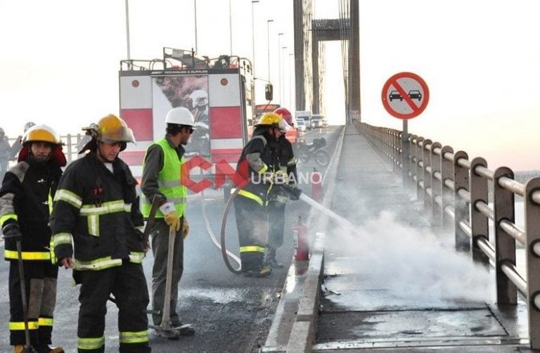 Se incendió un cable en el puente Belgrano. (Foto: CN Urbano)