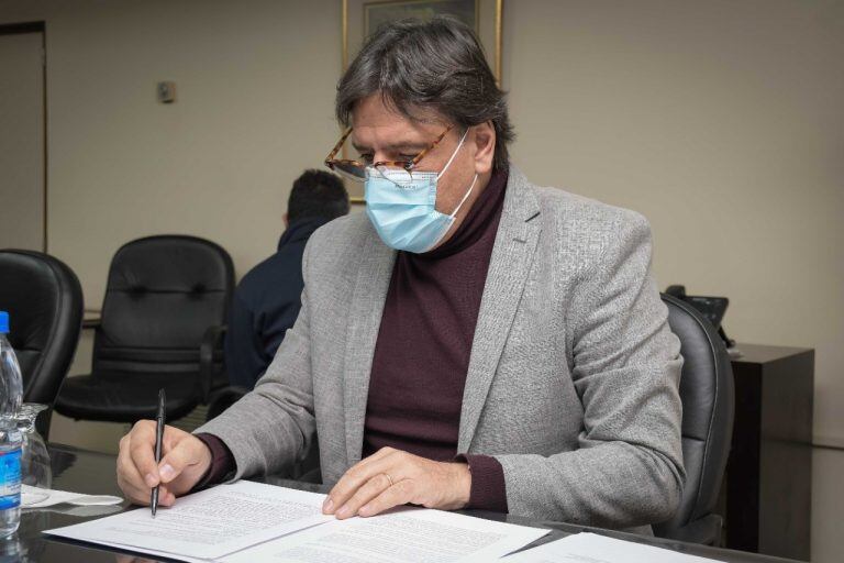 Mosquera firmando convenios. (Ministerio de Seguridad de Córdoba)