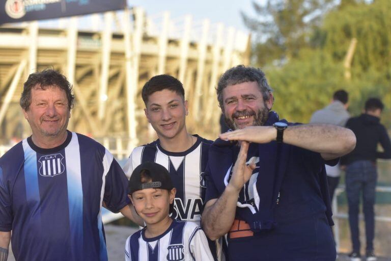 Los hinchas de Talleres se preparan para recibir a Diego Maradona.