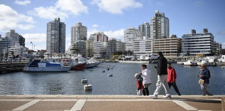 Personas pasean en Punta del Este. (Xinhua)