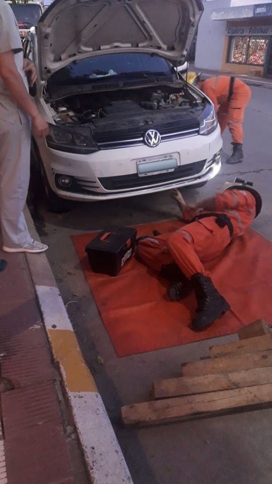 Bomberos de Arroyito extrajeron un gato del motor de un vehiculo