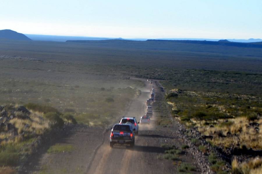 Desde el aire: una de las tantas caravanas para pedir por el asfalto de la ruta.