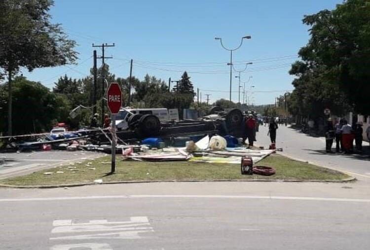 En el ingreso a Mina Clavero, volcó un camión y aplasto a sus dos tripulantes, uno de ellos murió.