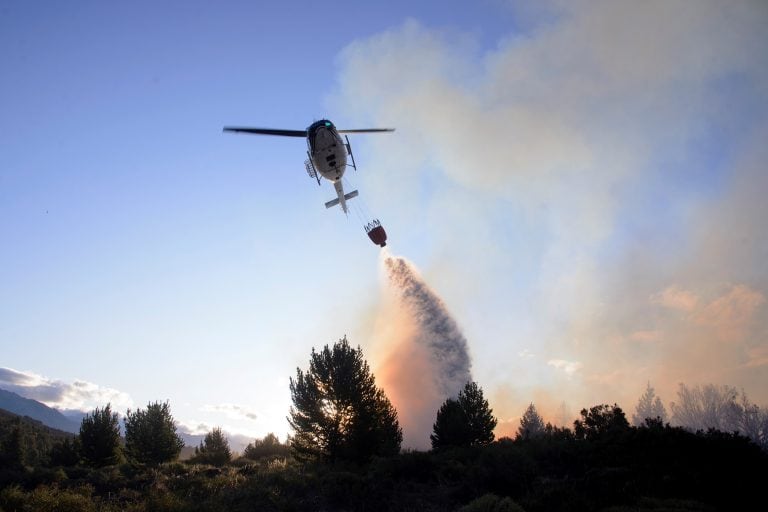 Trabajan en el lugar maquinas viales, un helicóptero y dos aviones hidrantes (Diario Río Negro).