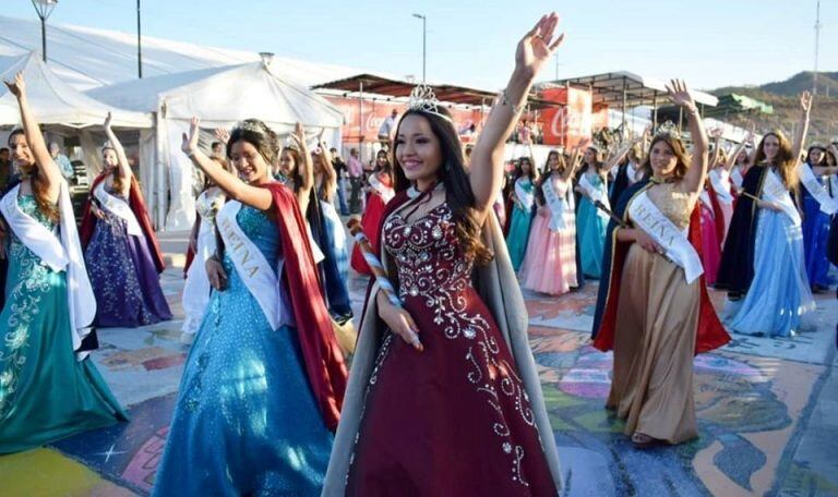 La reinas estudiantiles de todos los colegios capitalinos estuvieron en la apertura de la Fiesta, en la Ciudad Cultural.