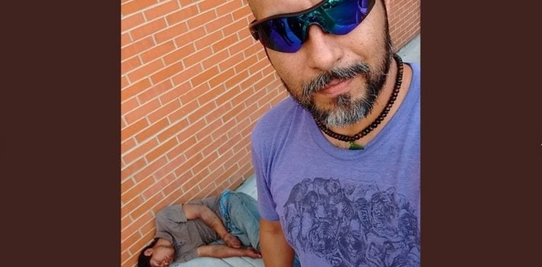 Noqueó a un ladrón que quiso robarle la bicicleta y se sacó una selfie para mostrarlo