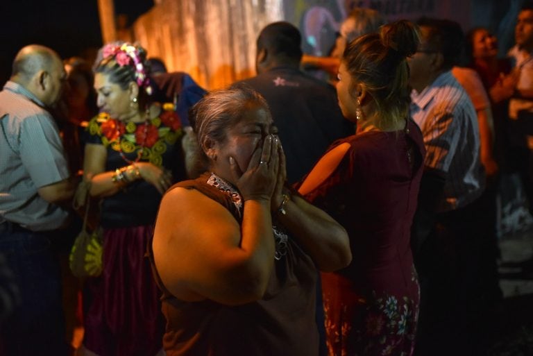 Familiares de las víctimas observan, desde el cordón policial, hacia el sitio donde un grupo armado ingreso a una fiesta para accionar sus armas y quitar la vida a 13 personas hoy, viernes 19 de abril de 2019. La desolación de la familia que fue atacada (Foto: EFE/ Samuel HERNANDEZ)