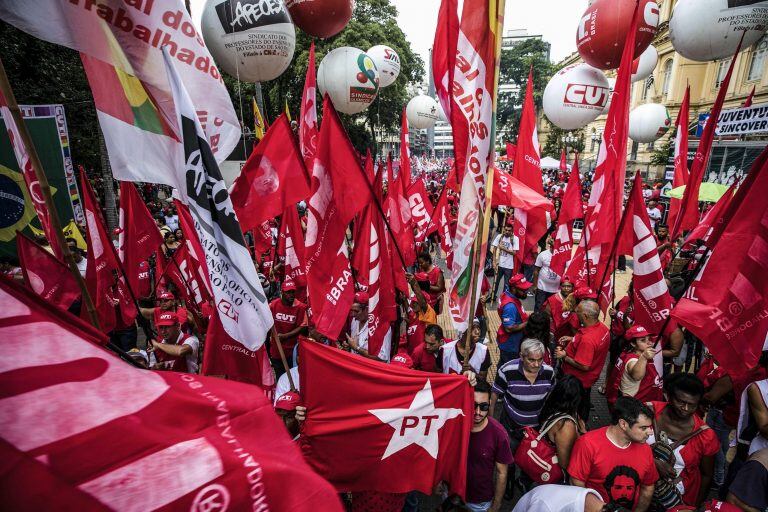 -FOTODELDÍA- SAO03. SAO PAULO (BRASIL), 24/01/2018.- Seguidores del expresidente brasileño Luiz Inácio Lula da Silva participan en una concentración en su apoyo hoy, miércoles 24 de enero de 2018, en la Plaza de la República de Sao Paulo (Brasil). La Justicia brasileña ratificó hoy la condena por corrupción pasiva y lavado de dinero contra el expresidente Luiz Inácio Lula da Silva (2003-2010) en una causa relacionada con el escándalo por los desvíos en la petrolera estatal Petrobras. EFE/Marcelo Chello