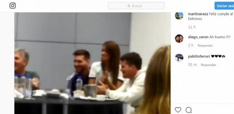 Con Antonela Roccuzzo sobre su falda a Messi le cantaron el "Feliz Cumple" en la concentración argentina. (Captura de pantalla)