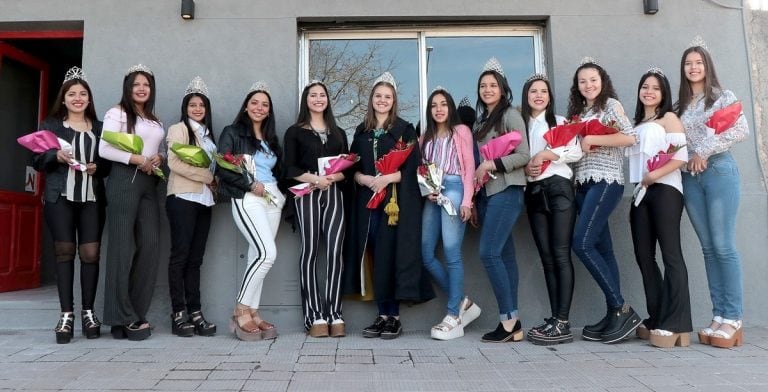 Este viernes a partir de las 19:00 se realizará la elección de la Reina Departamental de Palpalá, en instalaciones del Cine Teatro AHZ. Con las candidatas, al centro se ve a Victoria Parravicini, la reina saliente.