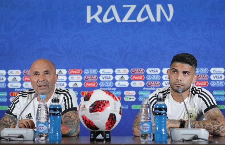 Jorge Sampaoli y Ever Banega. El DT aún no confirmó el equipo (Foto: Robert Ghement/EFE/EPA)