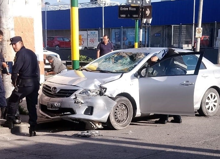 Violento choque entre un auto y una moto en Entre Ríos y Siria. (Informate Salta)