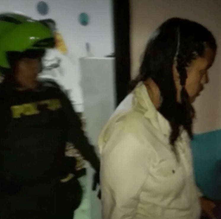 La mujer fue acompañada por la policía hasta un ciber café de la zona.