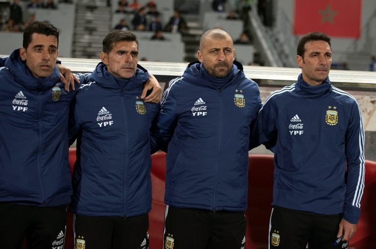 Lionel Scaloni y sus asistentes Walter Samuel y Roberto Fabián Ayala (Foto: Jalal Morchidi/EFE)