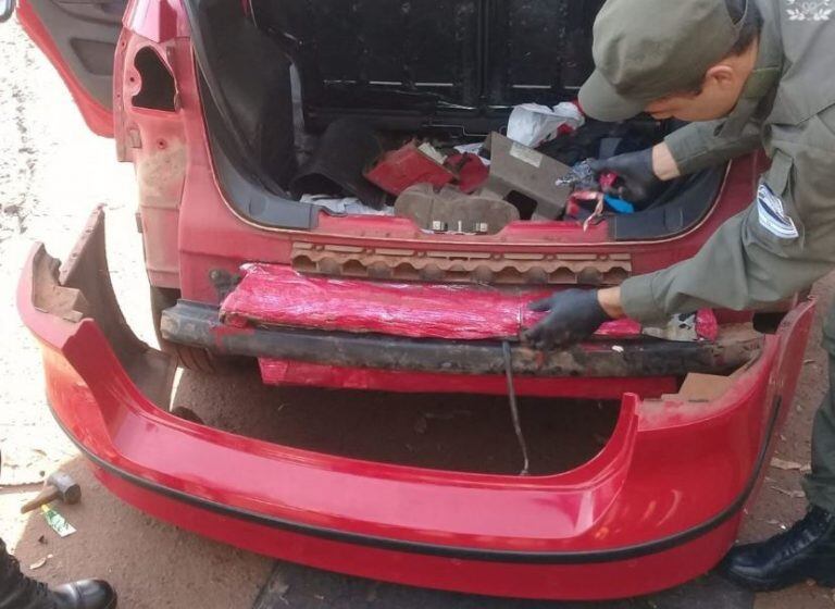 Encontraron 14 kilos de cocaína ocultos en una camioneta. (Foto: Gendarmería)