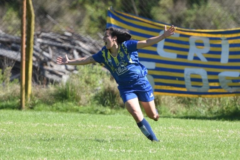 Las chicas de Central se quedaron con  la victoria en el clásico femenino. (CARC)