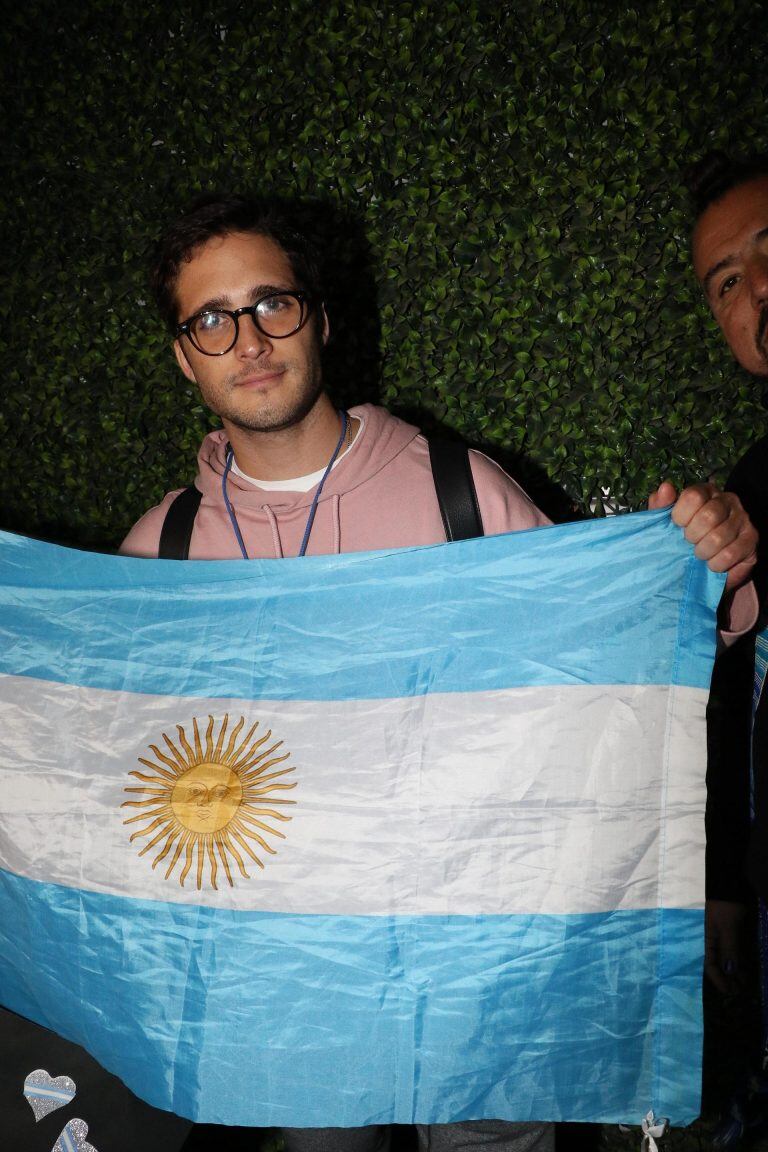 Una multitud recibió a Diego Boneta en el aeropuerto de Ezeiza y él firmó autógrafos y se sacó fotos con los fanáticos. (Matías Souto)