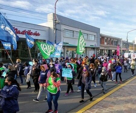 Numerosas mujeres se concentraron para marchar en el aniversario del movimiento feminista Ni Una Menos.