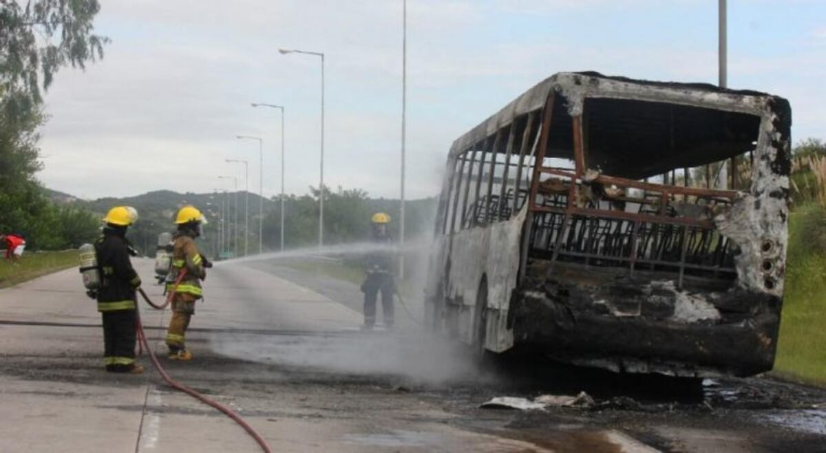 Se incendió un colectivo en la autopista Córdoba-Villa Carlos Paz