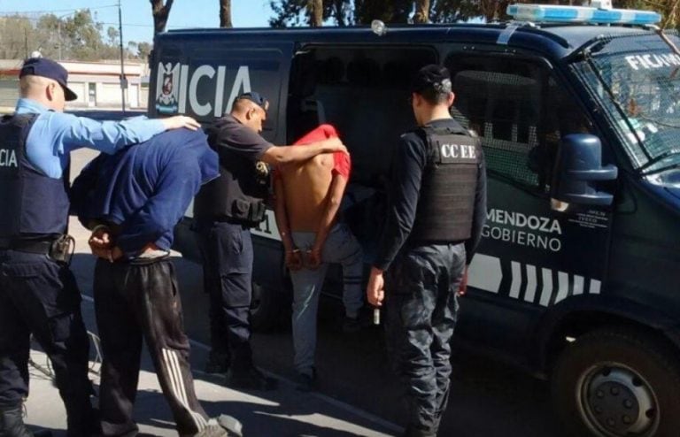 Dos jóvenes fueron aprehendidos por la Policía en Luján de Cuyo, uno de ellos tenía pedido de captura.