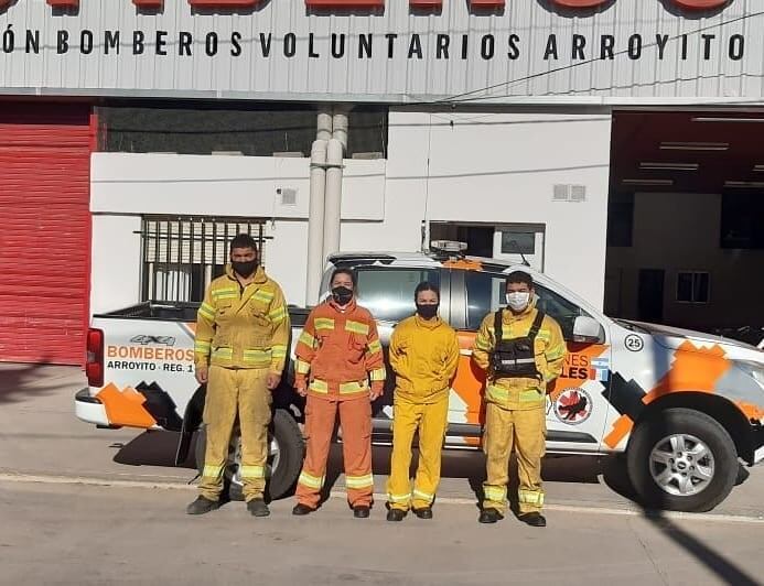 Bomberos de Arroyito colaboran para sofocar el incendio de Cañada Jeanmaire