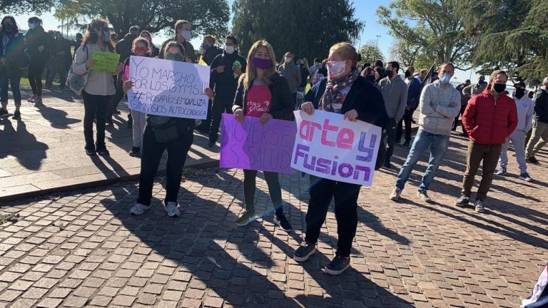 Los dueños de gimnasios pidieron volver a la actividad con una protesta en el Monumento a la Bandera. (@gbelluati)