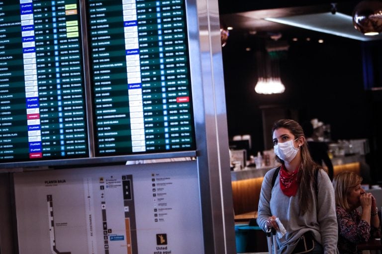 AME5345. BUENOS AIRES (ARGENTINA), 17/03/2020.- Una mujer observa el estado de los vuelos en el Aeropuerto Jorge Newbery, este martes, en la Ciudad de Buenos Aires (Argentina). El Gobierno argentino anunció que desde la medianoche de este viernes y hasta el próximo miércoles se suspenderán "de manera total" los trenes y autobuses de larga distancia y el transporte aéreo interno, con el fin de controlar la expansión de la pandemia del coronavirus en el país. "Es en función de que queremos desalentar el viaje del fin de semana largo (en Argentina son feriados el 23 y 24 de marzo). Entendemos que muchos argentinos no han tomado conciencia aun de la situación critica que vivimos", expresó en una comparecencia en Buenos Aires el ministro de Transporte, Mario Meoni. EFE/ Juan Ignacio Roncoroni