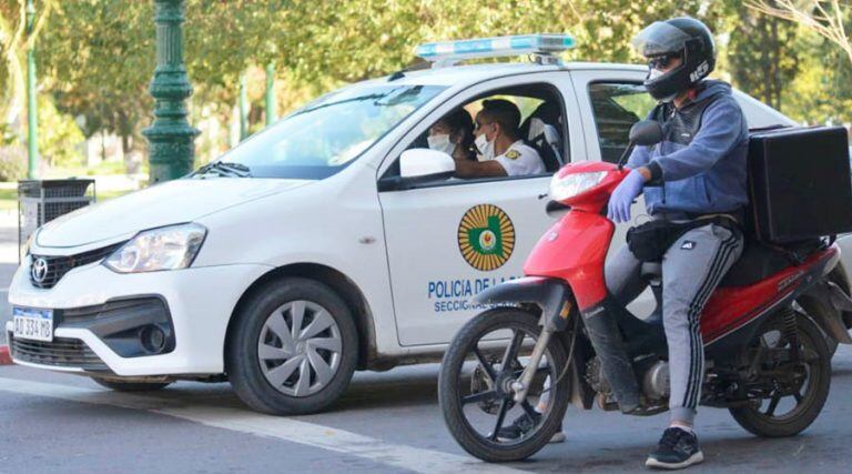 Policías y un cadete, todos con guantes y barbijos (Vía Santa Rosa)