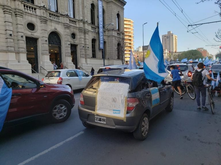 En autos por la avenida Vélez Sarsfield. La movilización en Córdoba con distintos reclamos.