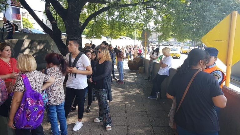 Interminables colas para activar las tarjetas del Boleto Educativo Gratuito en la vieja Terminal de Ómnibus de Córdoba.