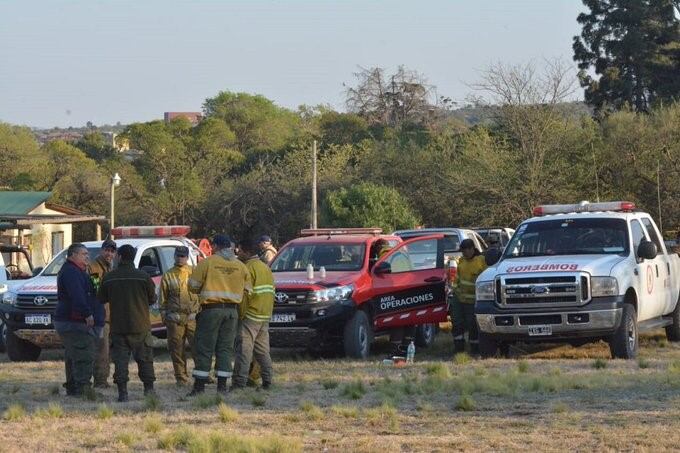 Este domingo, trabajan unos 160 bomberos voluntarios.