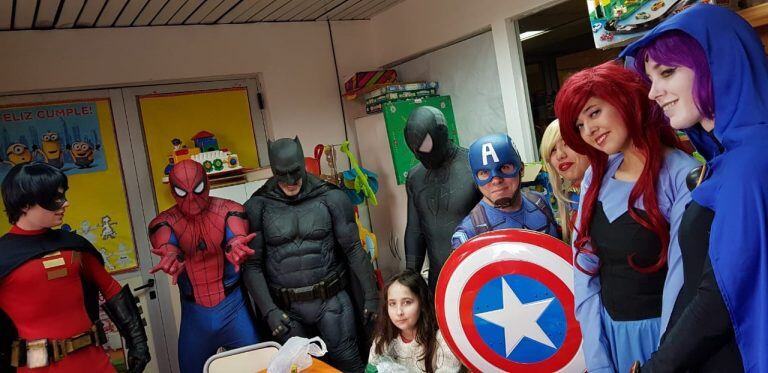 ¡La sorpresa de los chicos! Los personajes llenaron de fantasía el Hospital Infantil.