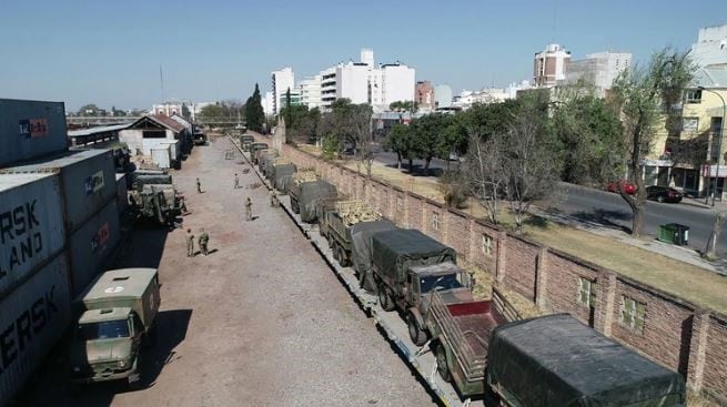 Vehículos del Ejército Argentinos fue recibido a piedrazos en Tucumán (Web).