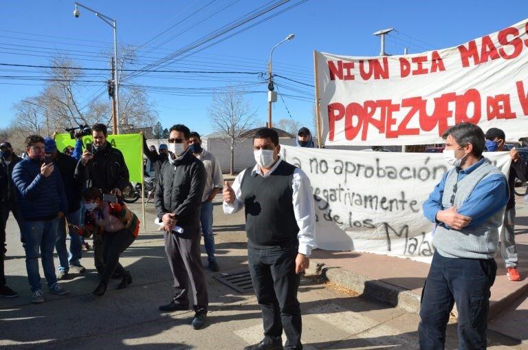 El intendente Juan Manuel Ojeda encabezando la manifestación en Malargüe en apoyo a Portezuelo del Viento.