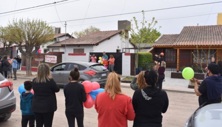 Así recibieron los vecinos de la familia a Maitena, que tras ocho meses, pudo regresar a su casa (InformativoHoy)