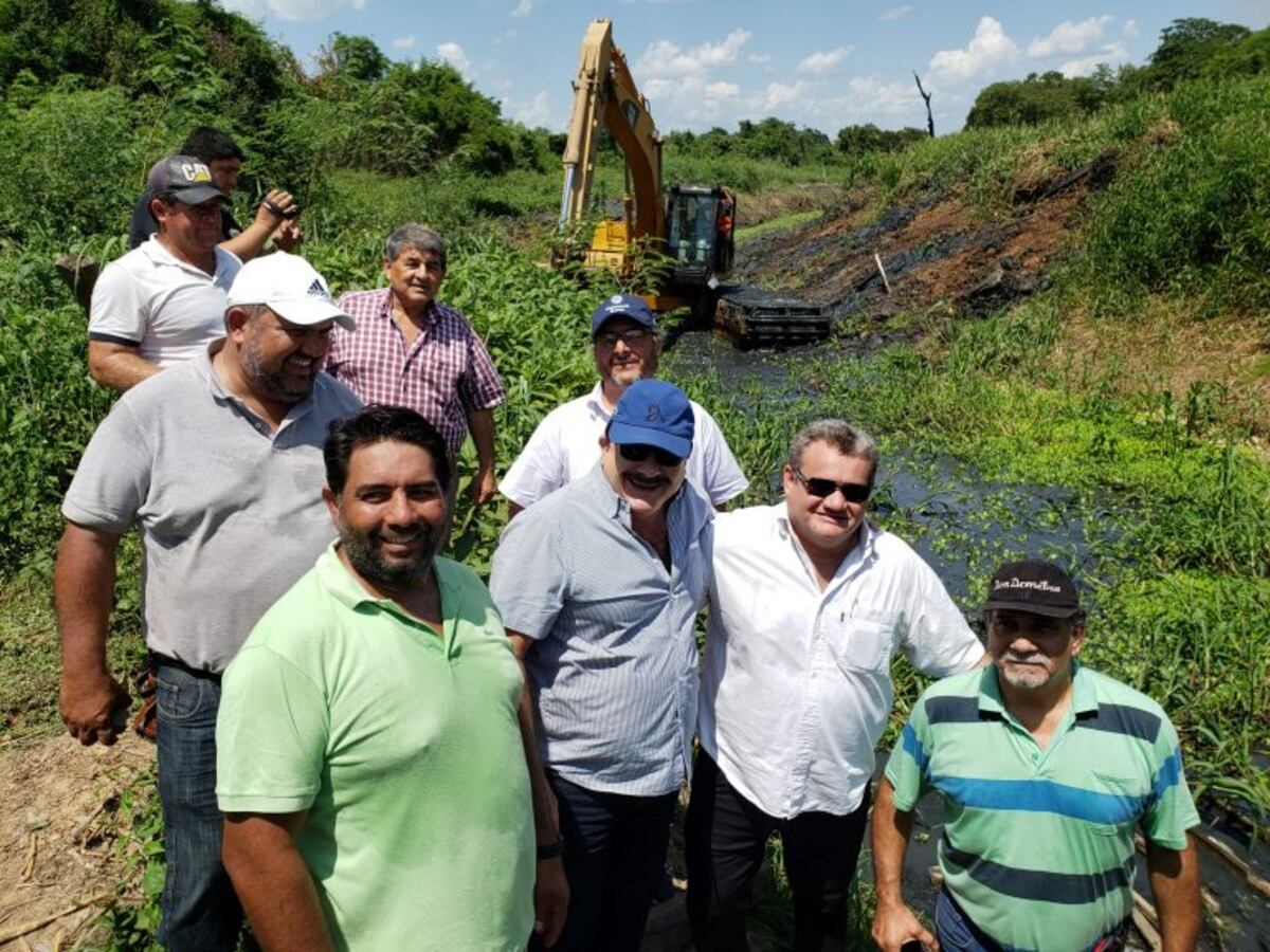 Intendente de Clorinda y de Nanawa del Paraguay supervisaron la limpieza del río fronterizo