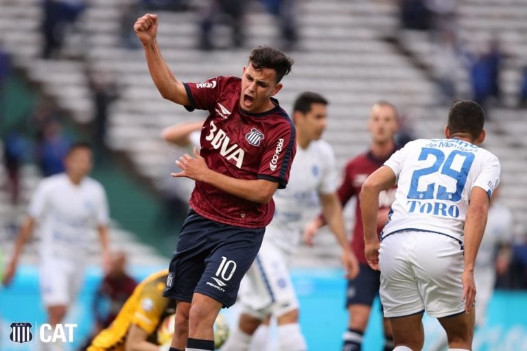 Se enchufó Maroni, lo encontró al uruguayo y el goleador Albiazul puso arriba a Talleres ante un rival muy complicado.