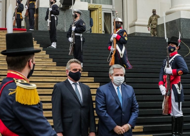 El presidente Alberto Fernández posa para las cámaras juntro a Agustín Rossi, ministro de Defensa de la Nación, durante el Encuentro de Camaradería con las Fuerzas Armadas. (Presidencia)