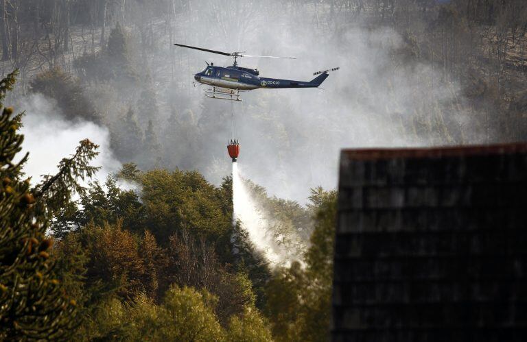 Lago Puelo incendios forestales y los brigadistas esperando el fuego