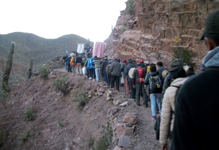 Peregrinos en las montañas de Punta Corral, en Jujuy